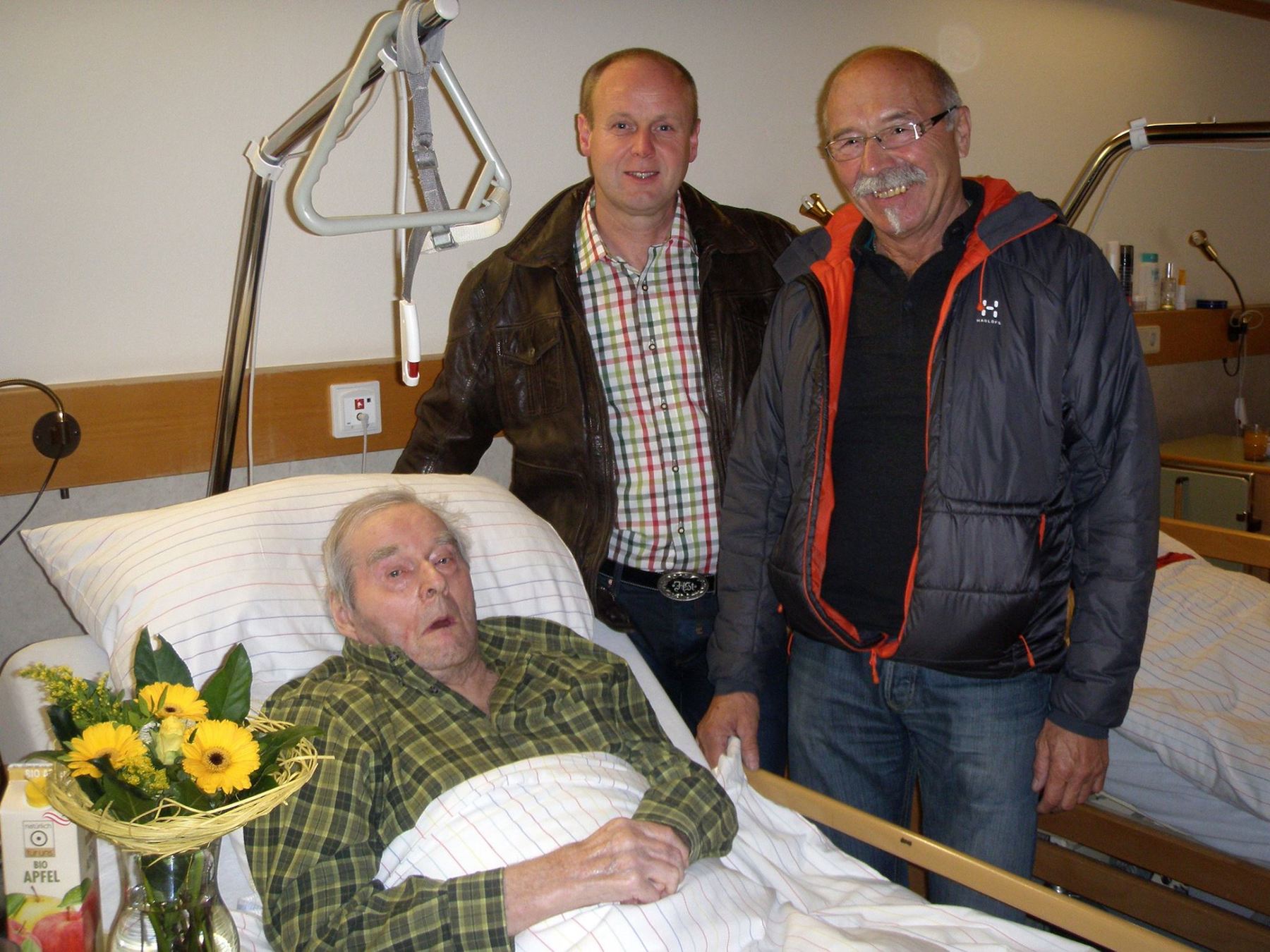 Harrasser Josef freute sich sichtlich über den Besuch von Kommandant OBI Hansjörg Stotter und BI a.D. Werner Sporer