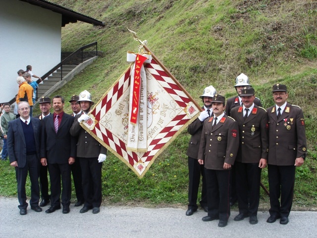 Stolz präsentieren die Funktionäre die renovierte Fahne